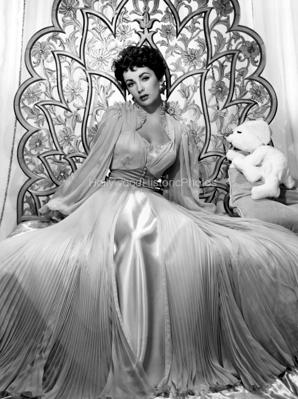 Elizabeth Taylor 1951 1 Behind the scenes glamour shot wm.jpg